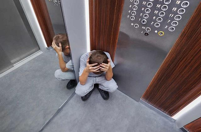लिफ्ट में फंसा बच्चा तो पिता को आ गया हार्ट अटैक, 3 मिनट में ही उजड़ गया परिवार
