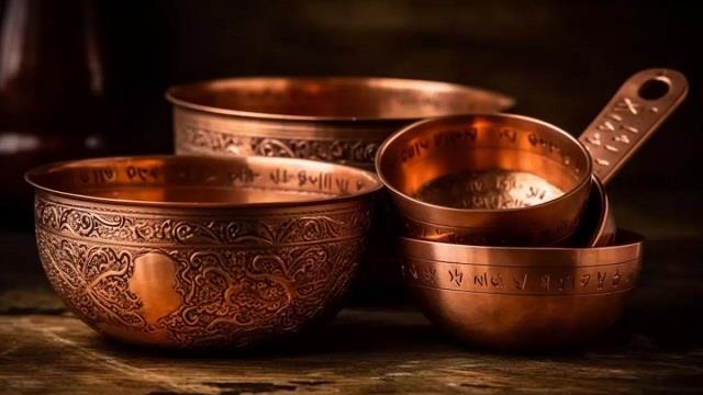 पीतल के बर्तनों को साफ करने में आ रही परेशानी, तो इन Tips को जरूर करें फॉलो