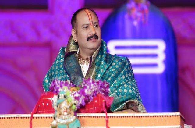 पंडित प्रदीप मिश्रा की लड़कियों की नसीहत- पेट की नाभि ढक कर रखो नहीं तो...