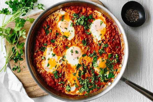 5 मिनट में बनाएं अंडे की नई टेस्टी रेसिपी Shakshuka