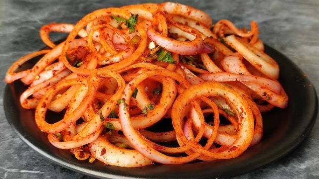 बस इन 5 आसान स्टेप्स में बनाएं ढाबा स्टाइल लच्छा प्याज