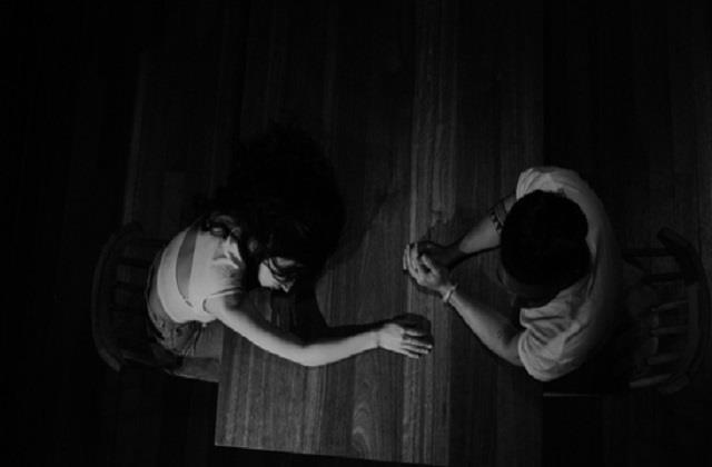 शादी की ऐसी सनक! घरवालों के मना करने पर कपल ने Video Call कर साथ में खा लिया जहर