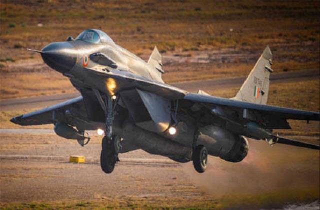 Indian Air Force ने दिखाई अपनी ताकत, आज रात को लड़ाकू विमानों की होगी लैंडिंग