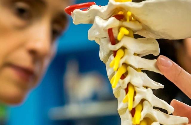 महिला ने लगाई इतनी Sunscreen कि करवट बदलते ही टूट गई हड्डी, डाक्टरों ने दी Warning