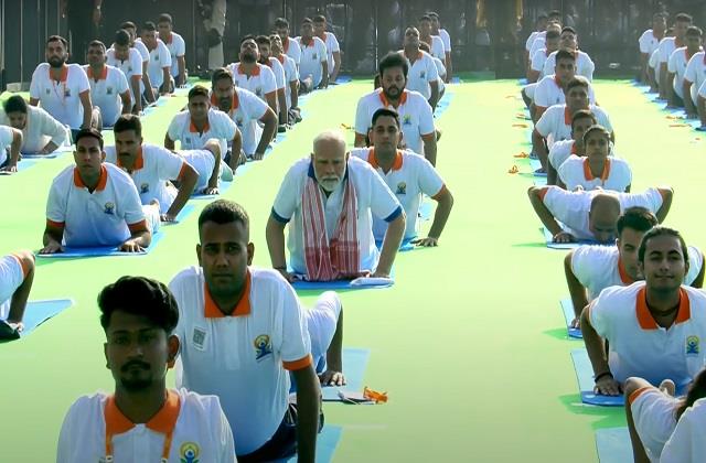 करें योग रहें निरोग... International Yoga Day पर योग के जश्न में डूबा पूरा देश,यहां देखें शानदार तस्वीरें