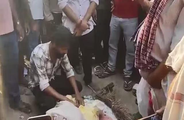 अर्थी पर दुल्हन, रोता-बिलखता दूल्हा... मर चुकी मंगेतर से लड़के ने रचाई अनोखी शादी