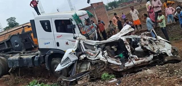 बड़ा हादसा: ट्राले के टक्कर में चिपक गई मारुति की कार, नौ लोगों की दर्दनाक मौत