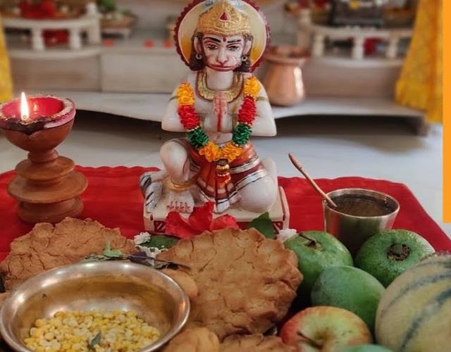 हनुमानजी को लगाएं उनके 5 प्रिय भोग, बड़े से बड़ा संकट टाल देंगे बजरंगबली