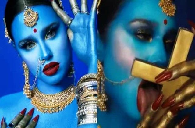 मां काली जैसे पहने कपड़े, जीभ से चाटा क्रॉस को... इस रैपर ने भगवान के नाम पर की बेहूदा हरकत