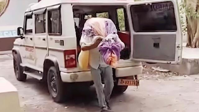 18 दिन से सड़ रही थी लाश, एंबुलेंस ड्राइवर ने पीठ पर लादकर किया अंतिम संस्कार...