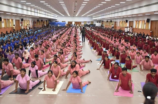 2121 लोगों ने एक साथ तोड़ा World Record, दो मिनट और नौ सेकंड तक रहे इसी पोज में