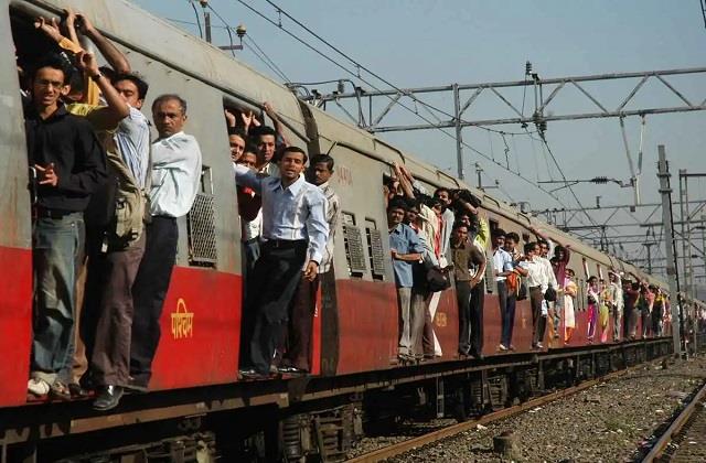 Mumbai Rail Accident: ट्रेन से लटककर सफर कर रहे यात्री गिरे नीचे, 5 की मौके पर मौत व कई घायल