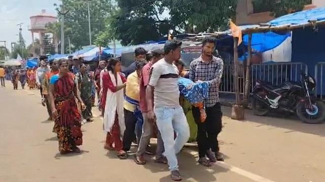 प्रेग्नेंट महिला के शव को लादकर 8 KM तक चले परिवार वाले, अस्पताल में मौत के बाद नहीं मिली एंबुलेंस