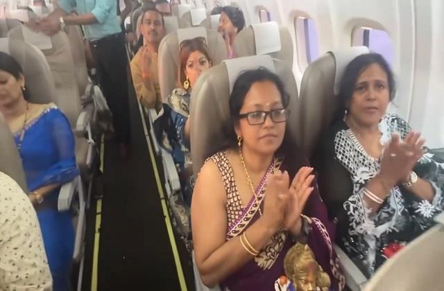 अब प्लेन में बैठते ही हनुमान चालीसा का पाठ करने लगते हैं Passengers, सिर्फ भगवान के भरोसे कर रहे यात्रा