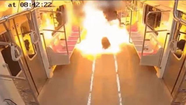 पत्नी से हुई लड़ाई तो पति ने चलती मेट्रो में लगा दी आग, कई लोग हो गए घायल