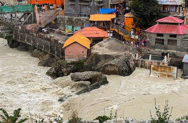 चारधाम यात्रा पर संकट ! अब Badrinath Dham में नदी का दिखा रौद्र रूप, श्रद्धालुओं को किया अलर्ट
