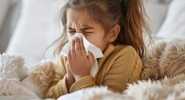 बारिश के मौसम में बच्चों को बार-बार हो रहा सर्दी बुखार तो अपनाएं ये आसान घरेलू इलाज