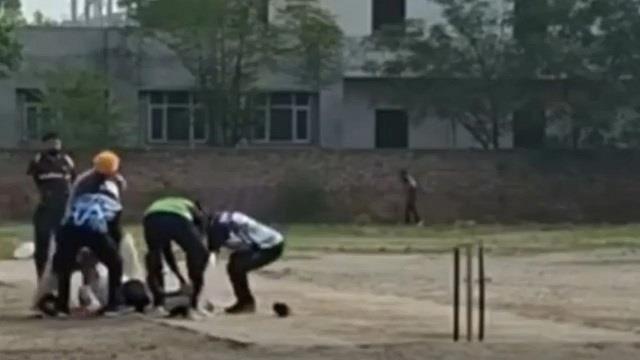 छक्का मारने के बाद अचानक क्रिकेटर के साथ बड़ा हादसा, बीच मैदान पर हुई मौत, होश उड़ा देगी वजह