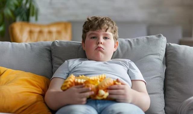 बच्चों में मोटापे का कराण बनती हैं पेरेंट्स की ये 5 गलतियां, समय रहते हो जाएं सतर्क