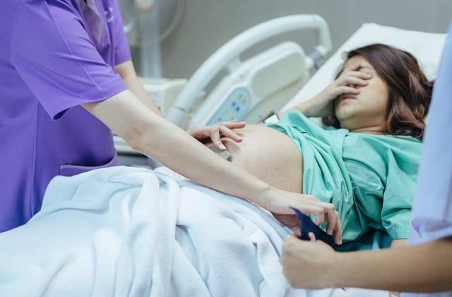 Labor Pain से तड़प रही थी प्रेगनेंट महिला, डॉक्टर ने पेट पर जेल की जगह लगा दिया  Acid