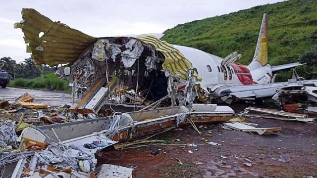 Plane crash: हवाई अड्डे पर अफरा-तफरी, अपनों को ढूंढ़ते  हुए भागते रहे लोग, जिसने देखा सहम गया