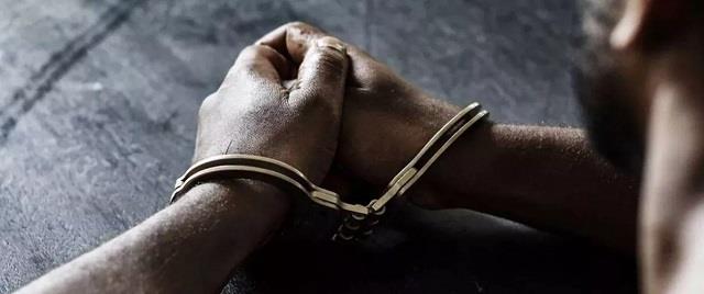 इंसान है या हैवान? सड़क पर महिला का कटा सिर लेकर घुमा शख्स, आरोपी ने थाने में किया सरेंडर