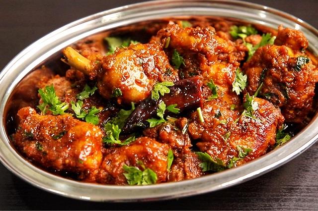 रेस्टोरेंट को करें फेल, जब घर में बने मसालेदार भुना चिकन इस रेसिपी के साथ