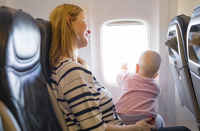 क्या आपके लाडले के लिए सुरक्षित है Flight? पहली उड़ान भरने के लिए ये होनी चाहिए बच्चे की सही उम्र