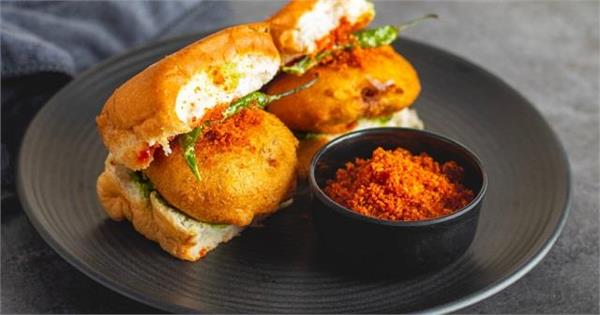 शाम की चाय के साथ बनाएं मसालेदार Vada Pav, जानिए आसान रेसिपी