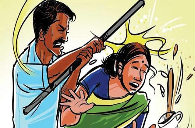 अफेयर के शक में पत्नी के किए टुकड़े और फिर कटा हुआ सिर लेकर थाने पहुंच गया पति