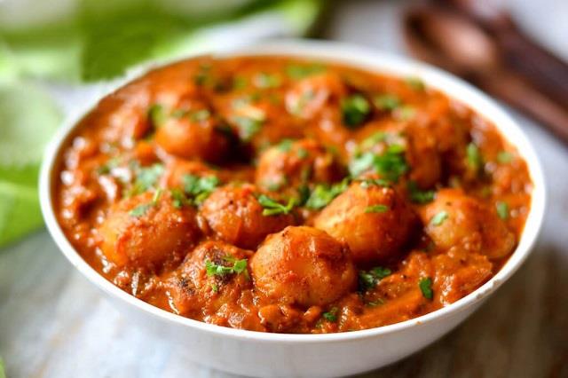 आलू खाने के हैं शौकीन तो एक बार जरूर ट्राई करें कश्मीरी दम आलू, देखे रेसिपी