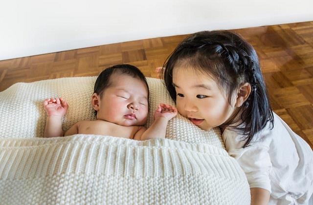 छोटे के चक्कर में बड़े बच्चे को न बनाओ Mini Parent, नहीं तो छिन जाएगा उनका बचपन