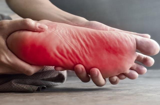 पैरों में निकलता है सेंक नहीं आती चैन की नींद तो पहले इसकी सही वजह जानें