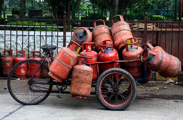 जुलाई के पहले दिन ही मिली Good News, आज से सस्ता हुआ LPG सिलेंडर