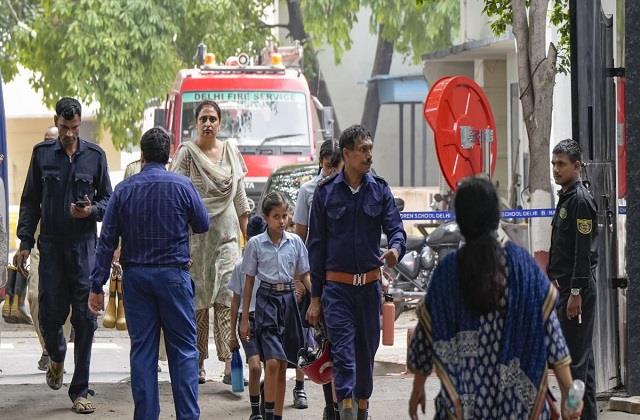 दिल्ली में सुबह-सुबह फिर आया मेल, 20 स्कूलों को बम से उड़ाने की मिली धमकी