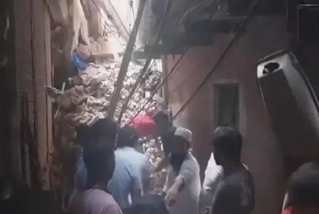 दिल्ली में सुबह-सुबह हुआ बड़ा हादसा, चार मंजिला इमारत के गिरने से दबे कई लोग