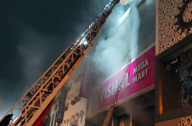 दिल्ली में बड़ा हादसा!  Vishal Mega Mart में लगी भीषण आग, 13 घंटे बाद भी नहीं हुई काबू