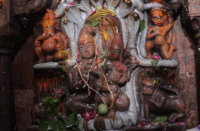 365 दिनों में सिर्फ नाग पंचमी के दिन खुलता है ये रहस्यमयी मंदिर, यहां विराजामन है नागाें का राजा