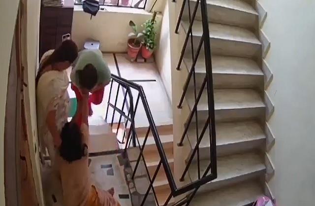 कभी बरसाए थप्पड़, कभी घसीटे बाल... इंजीनियर बहू ने सास को दौड़ा- दौड़ा कर मारा, वायरल हुआ वीडियो