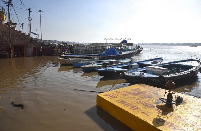 शिव नगरी वाराणसी में डूबे घाट-मंदिर भी हुए जलमग्न, गंगा नदी हुई खतरे के निशान से पार