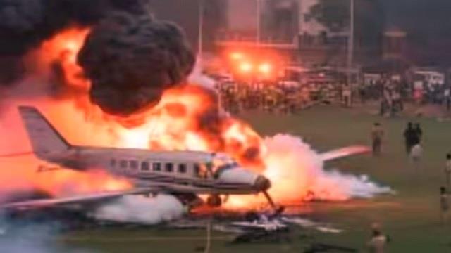 अहमदाबाद जैसा हादसा: स्कूल कैंपस की इमारत से टकराया वायुसेना का विमान, कई बच्चों की जान गई