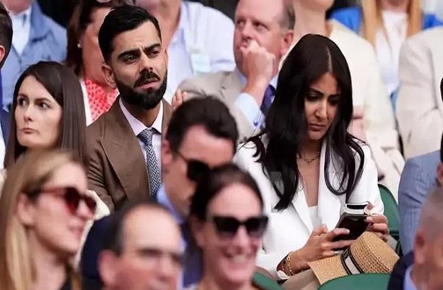 डैशिंग अंदाज में Wimbledon देखने पहुंचे विराट कोहली, साथ में बैठी अनुष्का दिखी काफी गुस्से में