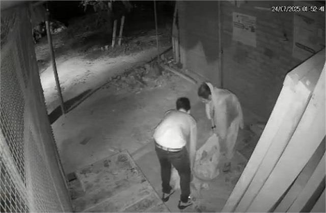 अयोध्या में बुजुर्ग मां को परिवार ने सड़क किनारे छोड़ा, घटना का VIDEO सीसीटीवी में कैद