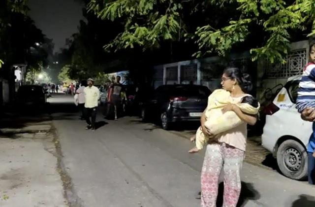 एक तरफ बारिश, दूसरी तरफ भूकंप के झटके... आज 3 मिनट के लिए रुक गई दिल्ली