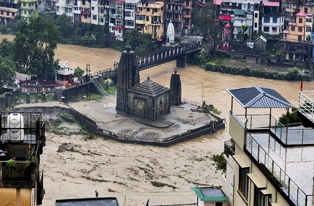जरा संभल कर जाना हिमाचल! यहां मानसून ने मचा दी है तबाही,  ब्यास नदी भी दिखा रही है रौद्र रूप