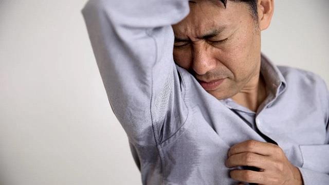 शरीर से लगातार बदबू आना हो सकता है गंभीर बीमारी का संकेत, न करें नजरअंदाज