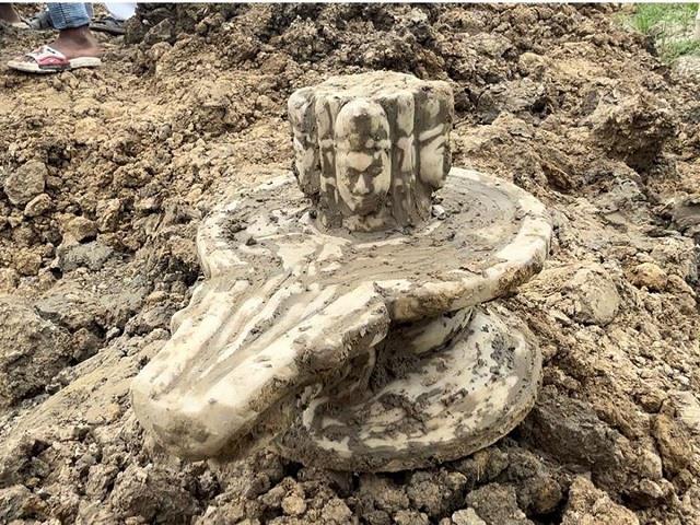 तालाब की खुदाई में मिला 300 साल पुराना पंचमुखी शिवलिंग, दर्शन के लिए उमड़े लोग