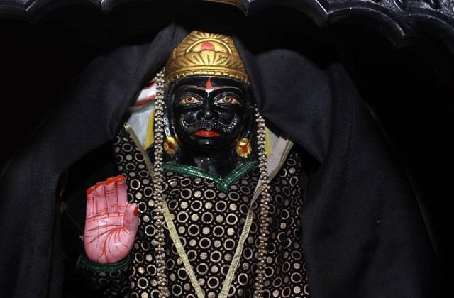 शनिवार को चुपचाप कर लें ये चमत्कारी उपाय, घर में कभी गरीबी नहीं आने देंगे शनि देव