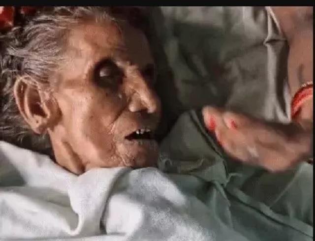 गंगाजल छिड़कते ही लौटी बुजुर्ग महिला की सांसें, अंतिम संस्कार की तैयारी में था परिवार