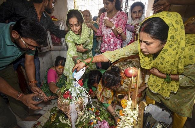 काशी से उज्जैन तक सुनाई दी बम-बम भोले की गूंज, सावन के पहले सोमवार भक्ति में लीन पूरा देश